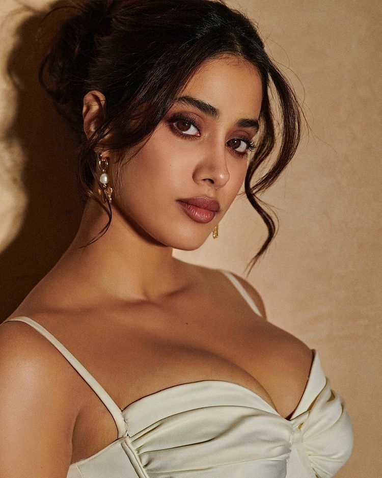 Janhvi Kapoor Ke Bare Mein