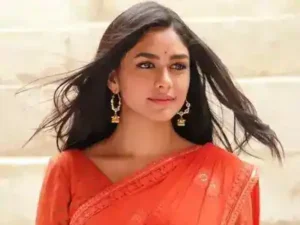 Mrunal Thakur biography in hindi